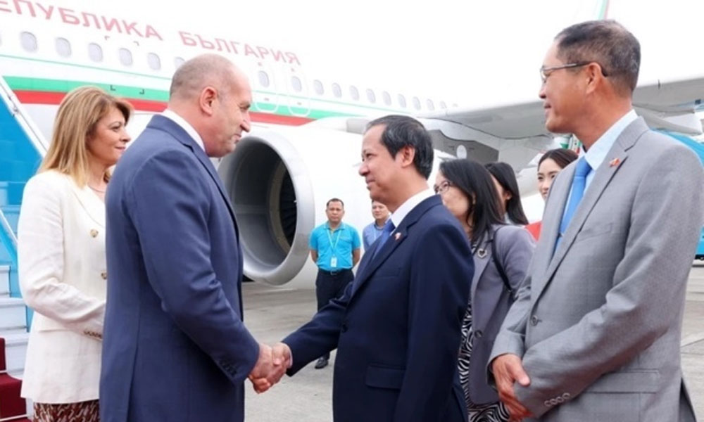 Bulgarian President arrives in Hanoi, begins official trip